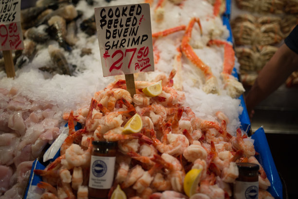 在传统的露天市场展出的收集的虾图片下载