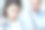 两位医生在办公室开会时一起讨论新的治疗方法的照片。医生一边使用台式电脑一边讨论新的治疗方法。图片下载
