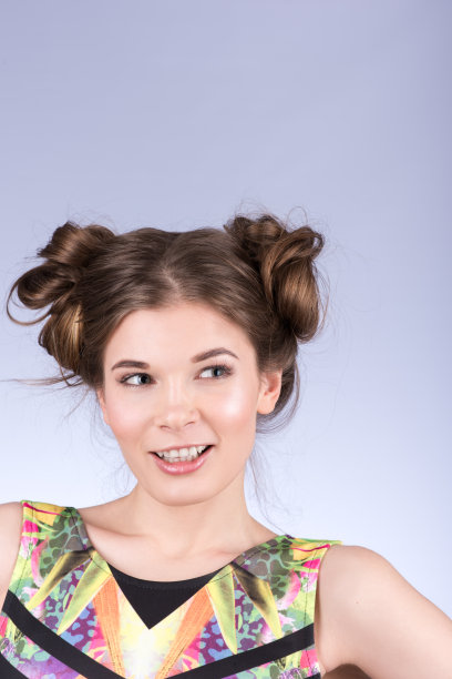 特写肖像。头发扭曲。该模型的笑容。凝视的方向是图片下载