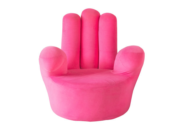 前视图漂亮的新，手形粉红色沙发孤立在白色背景与裁剪路径。图片下载