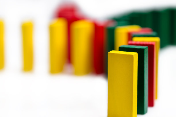 白色背景上的彩色多米诺骨牌聚集在一起图片下载