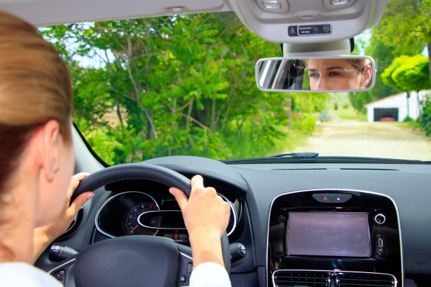 一个女人正在开车图片下载