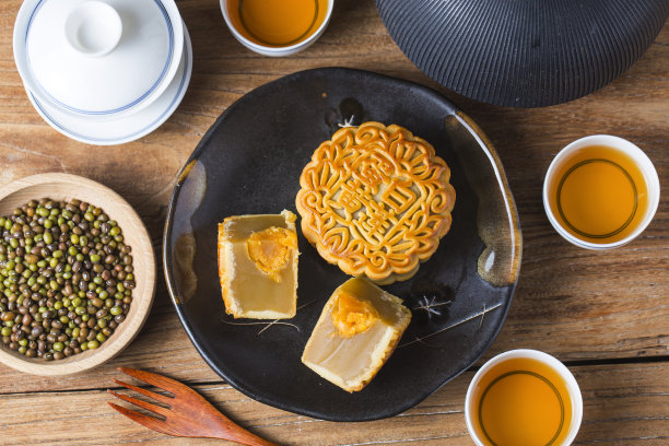 世界各地的华人庆祝中秋节/月饼节/团圆饭后，品尝月饼和热茶，孩子们玩灯笼素材图片