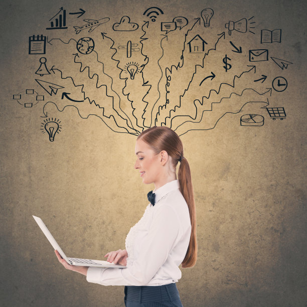 女商人拿着笔记本电脑，看着墙上的图标图片下载