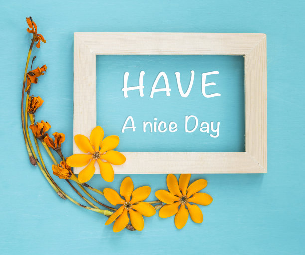 在用黄花装饰的木制相框上度过美好的一天图片下载