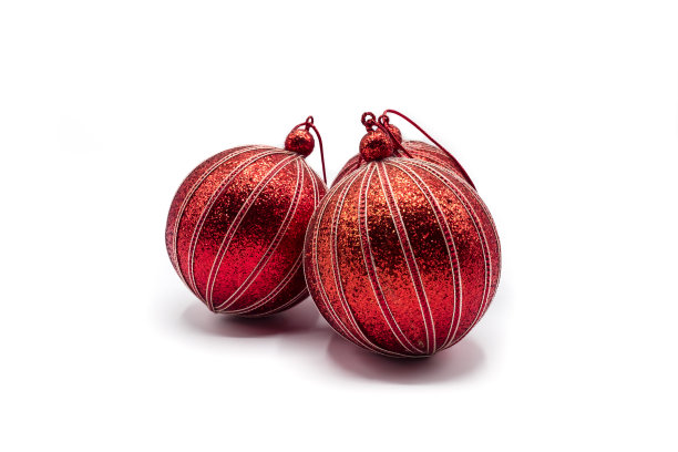 三个金色条纹的红球作为圣诞树的装饰。图片下载