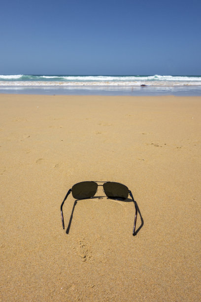 在海滩上戴着黑色墨镜图片下载