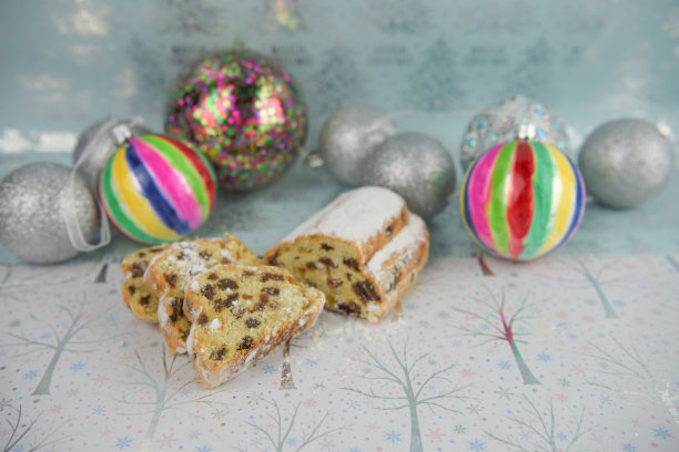 色彩斑斓的圣诞食物照片欧洲偷水果面包蛋糕与明亮的图案装饰圣诞树和季节性的闪亮的树设计背景图片下载