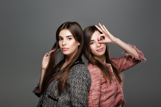 自然妆容的双胞胎女人图片下载