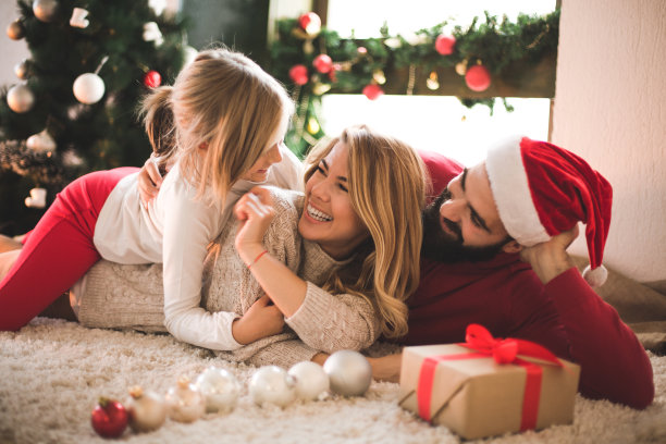 一家人在家庆祝圣诞节。图片下载