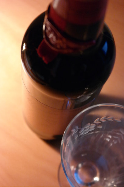 一瓶葡萄酒和玻璃杯图片下载