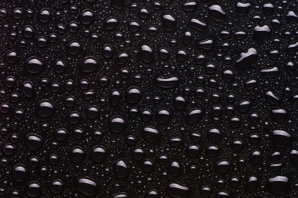 水滴落在黑色背景上图片下载