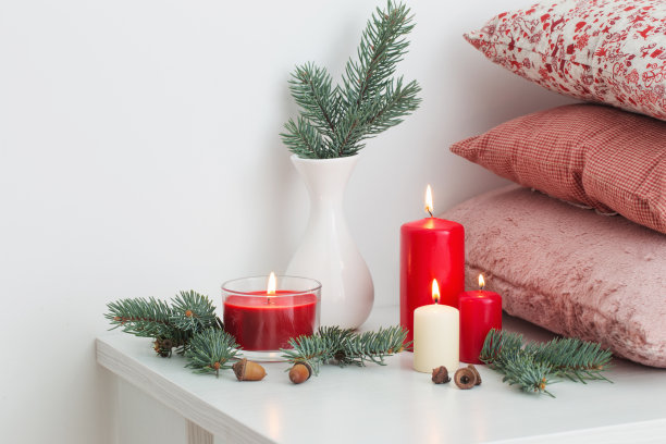 白色背景上蜡烛的圣诞装饰图片下载