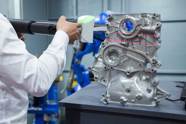 工程师在智能工厂，工业4.0的概念与3D便携式测量扫描汽车零件图片下载