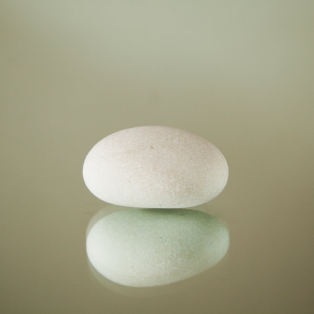 坚硬的石头——镜子上的石头图片下载