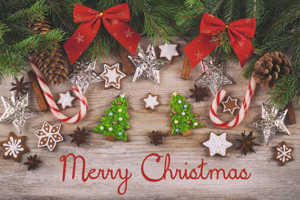 圣诞木背景与冷杉树，香料，姜饼饼干在质朴的木头桌上图片下载