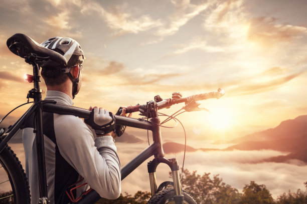 在山顶上骑自行车的人图片下载