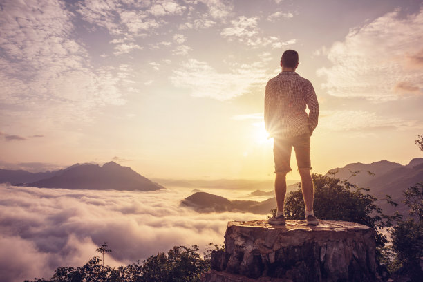 在云层之上的人素材图片