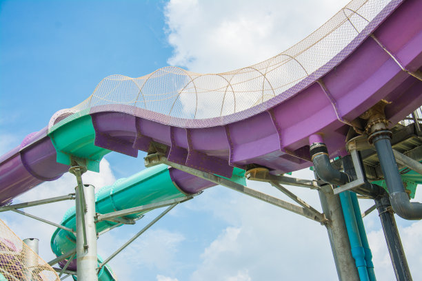 水上乐园的蓝天水滑梯图片下载