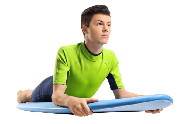 一个少年躺在冲浪板上图片下载