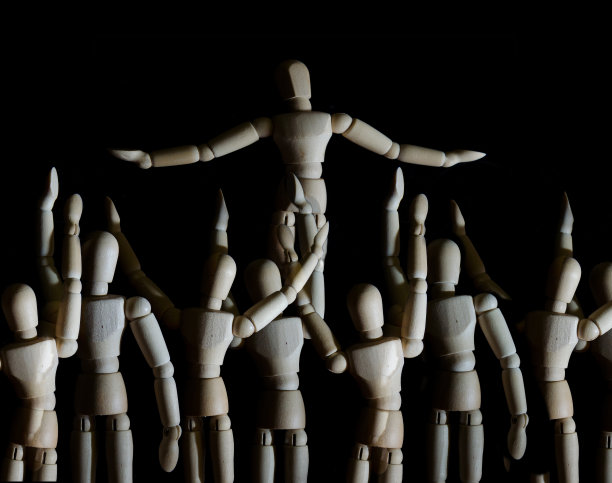 一群木偶人物在为一个以木头为背景的艺术家鼓掌图片下载