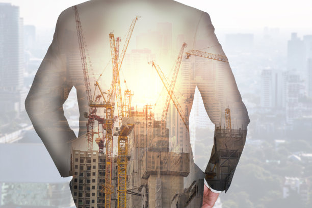 双重曝光商人的背影，展望未来，建筑起重机，建筑黄昏为企业，领导者的愿景和产业理念。图片下载