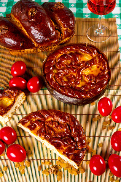 复活节海绵蛋糕在绿色的背景图片下载