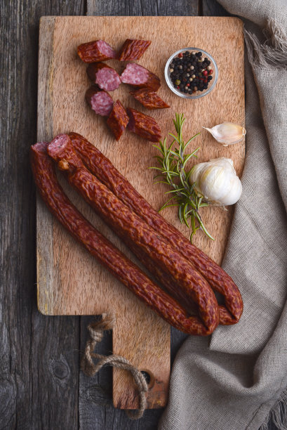 木背景上的野味香肠图片下载