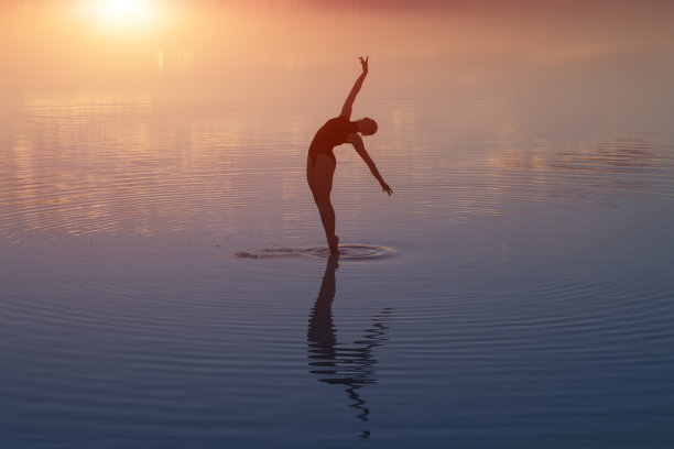 年轻的芭蕾舞演员晚上在湖上跳舞图片下载