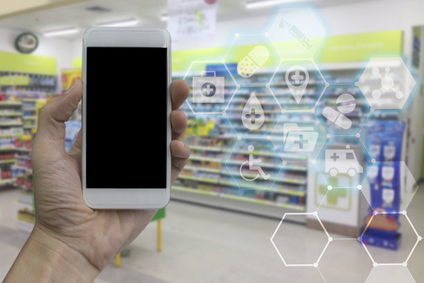 手持智能手机与黑色黑屏模糊药房内部背景与现代医疗保健界面。用于产品展示蒙太奇图片下载