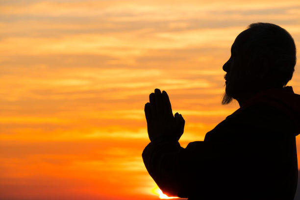 年长的亚洲人在山顶祈祷图片下载