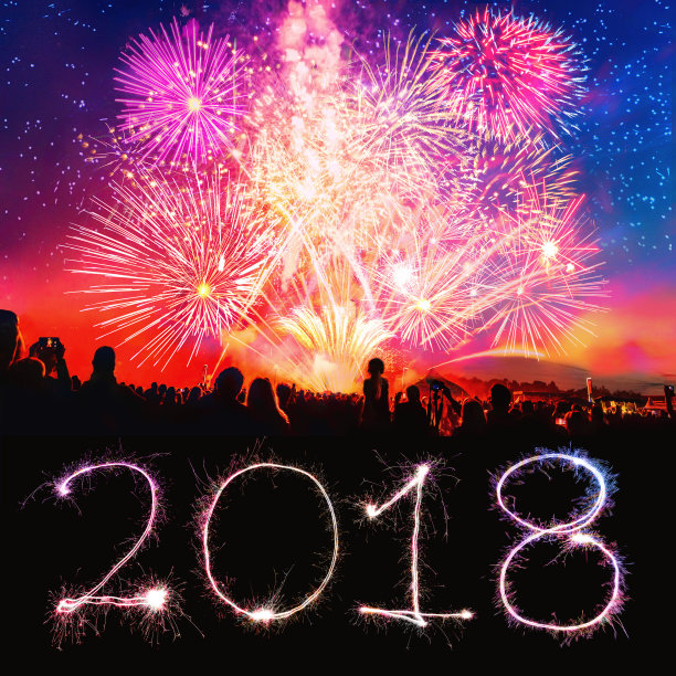 人群在充满活力的2018年数字烟花前欢呼图片下载