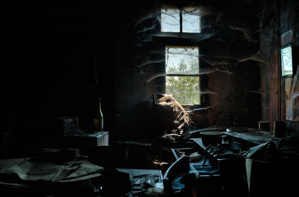 有窗户和蜘蛛网的房间图片下载