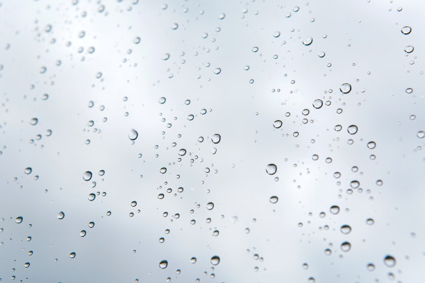 水滴落在背景的玻璃上图片下载