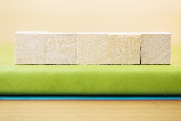 素色木方书。有选择的专注于绿色笔记本上的木方块图片下载