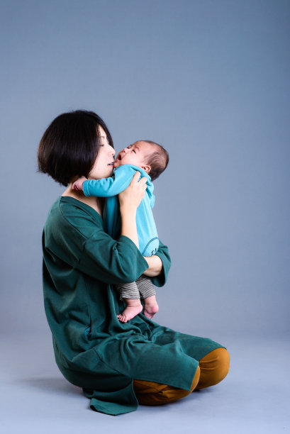 母亲抱着婴儿的工作室肖像图片下载