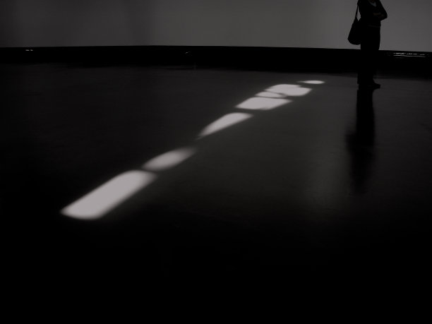 站在地板上的女人的低处图片下载