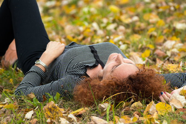 户外白人女性肖像图片下载