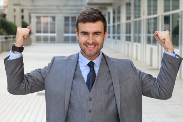 优雅有趣的商人炫耀他的肌肉图片下载