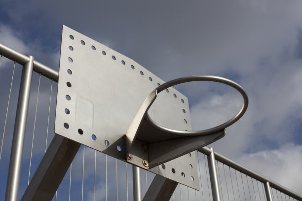 篮球篮在阳光/运动和目标概念图片下载