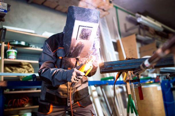 焊工在车间工作图片下载