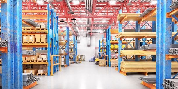 仓库有多种木材用于建筑和维修图片下载