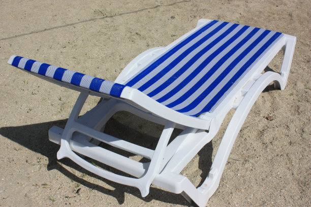 有蓝白条纹的躺椅图片下载