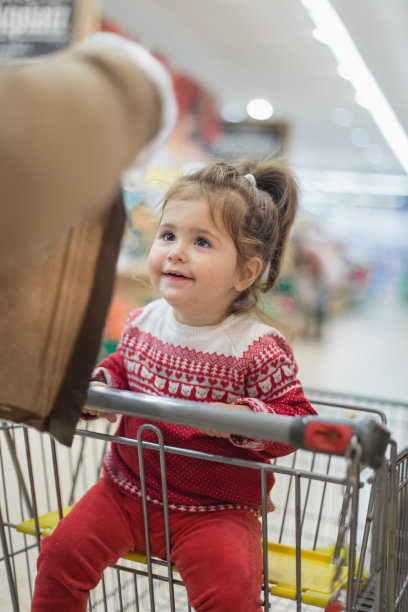快乐的小女孩去圣诞购物图片下载