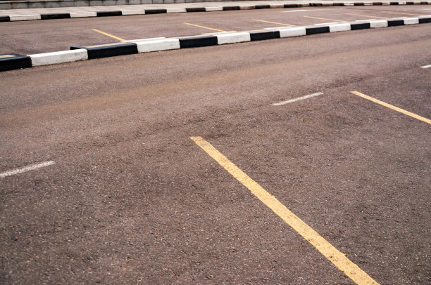 空旷的室外沥青停车场与白色标记图片下载
