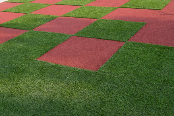 方形绿草和红色沥青的图案图片下载