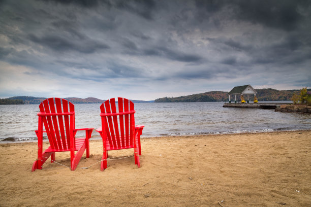 海滩上的红色椅子图片下载