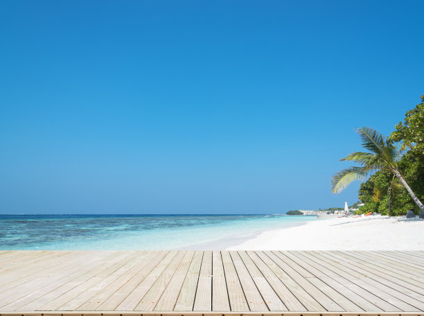 带有热带天堂海滩的木板路图片下载