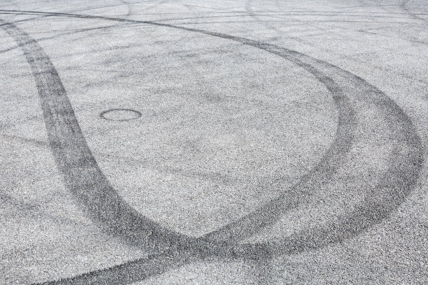 沥青路面上黑色轮胎痕迹抽象背景图片下载