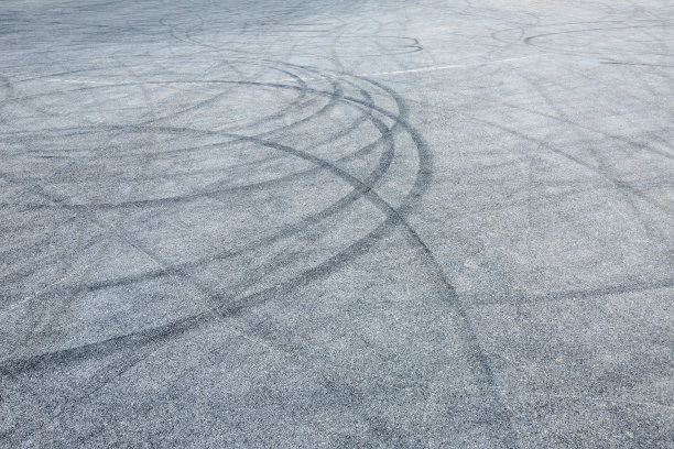 沥青路面上黑色轮胎痕迹抽象背景图片下载